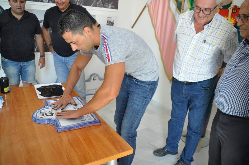 Baza le entrega el traje al Cascamorras Antonio Vera 