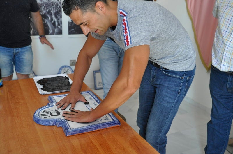 Baza le entrega el traje al Cascamorras Antonio Vera 