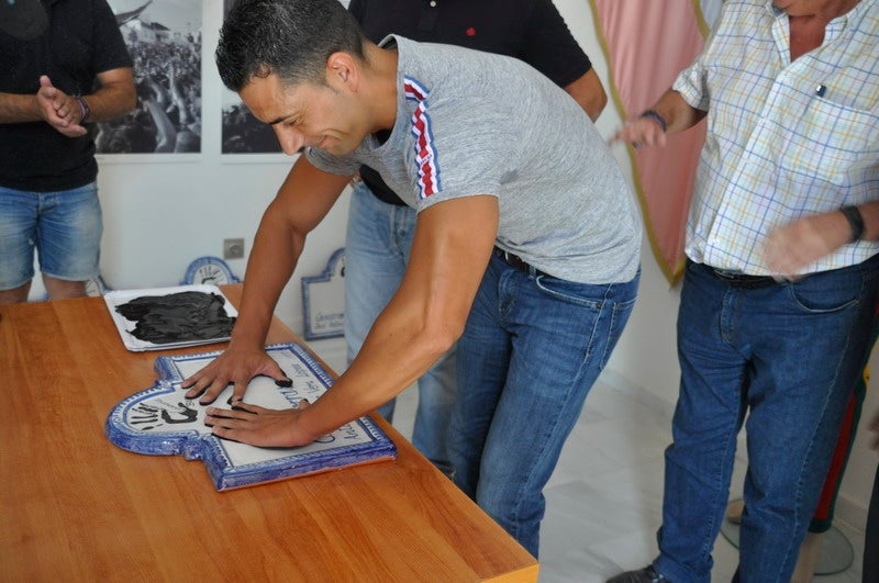 Baza le entrega el traje al Cascamorras Antonio Vera 