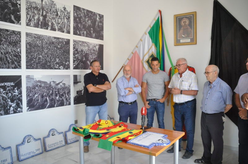 Baza le entrega el traje al Cascamorras Antonio Vera 