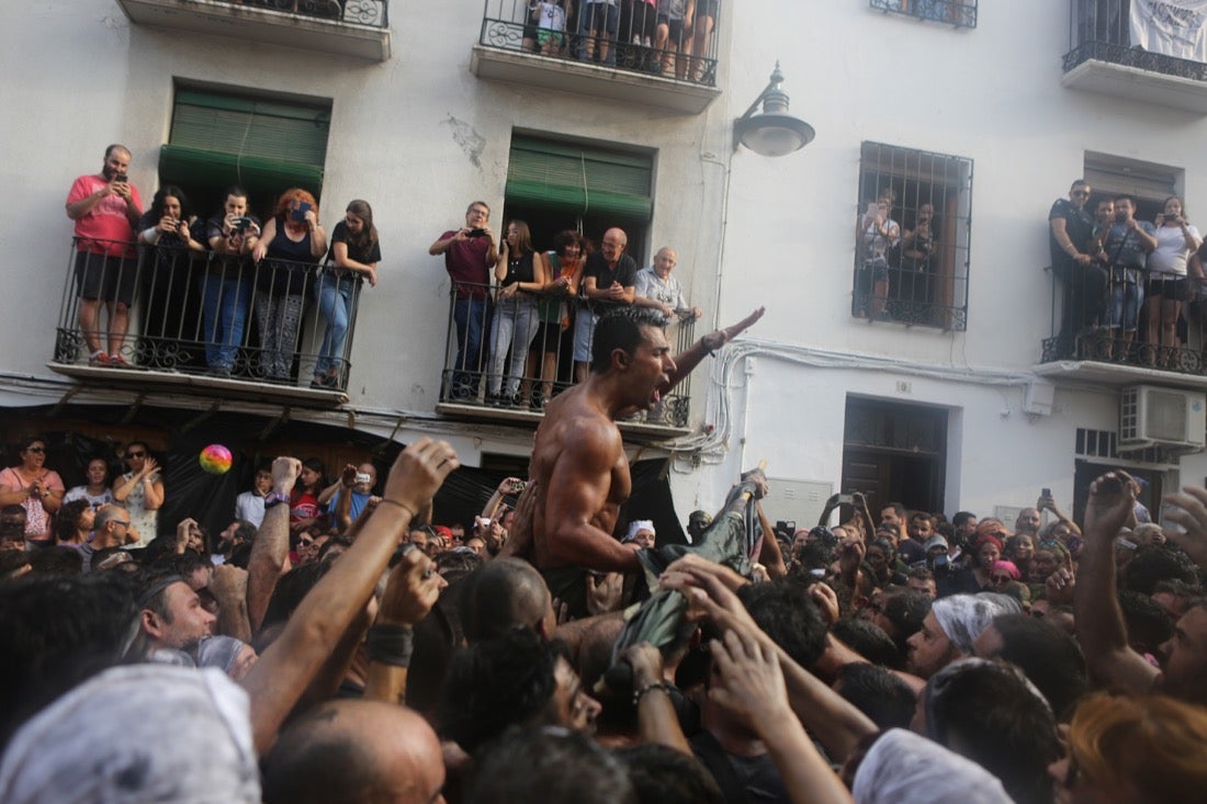 Aquí puedes ver una selección de las mejores fotografías del multitudinario Cascamorras, que ha reunido a unas 15.000 personas en Baza