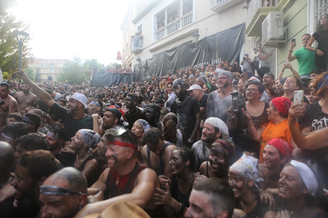 Aquí puedes ver una selección de las mejores fotografías del multitudinario Cascamorras, que ha reunido a unas 15.000 personas en Baza