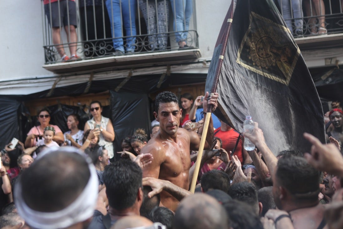 Aquí puedes ver una selección de las mejores fotografías del multitudinario Cascamorras, que ha reunido a unas 15.000 personas en Baza