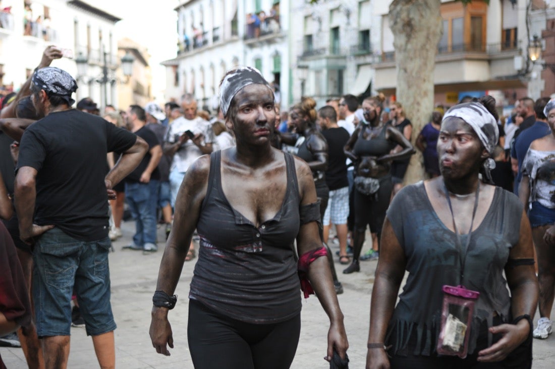 Aquí puedes ver una selección de las mejores fotografías del multitudinario Cascamorras, que ha reunido a unas 15.000 personas en Baza