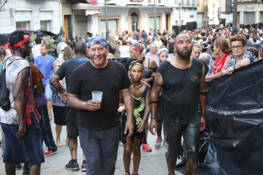 Aquí puedes ver una selección de las mejores fotografías del multitudinario Cascamorras, que ha reunido a unas 15.000 personas en Baza