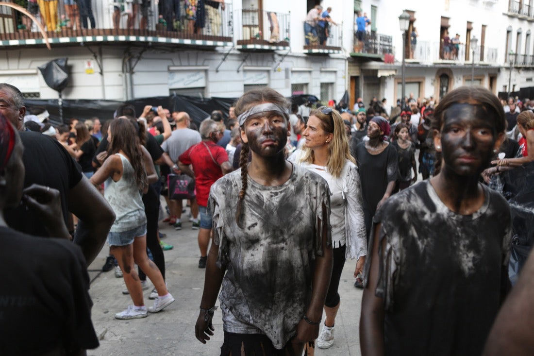 Aquí puedes ver una selección de las mejores fotografías del multitudinario Cascamorras, que ha reunido a unas 15.000 personas en Baza