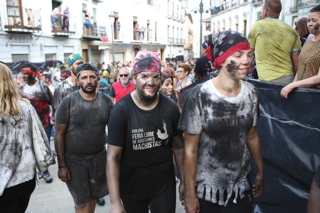 Aquí puedes ver una selección de las mejores fotografías del multitudinario Cascamorras, que ha reunido a unas 15.000 personas en Baza