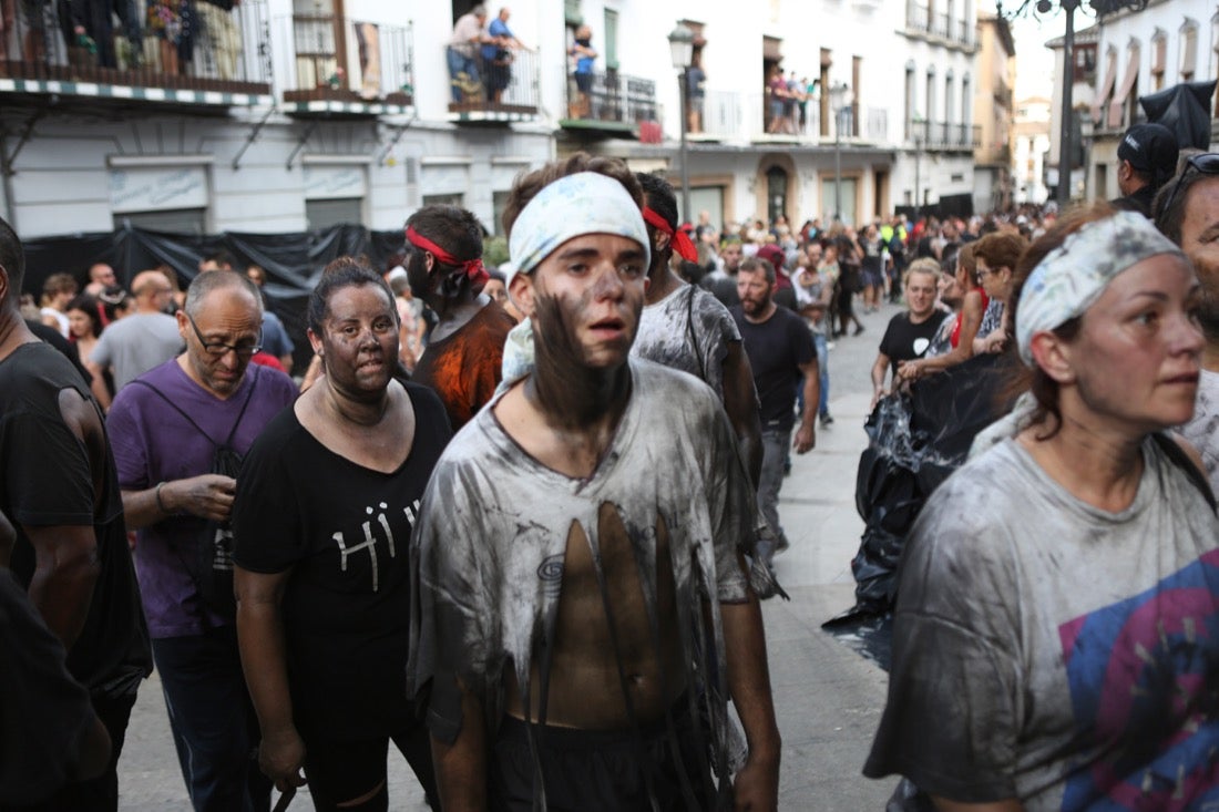 Aquí puedes ver una selección de las mejores fotografías del multitudinario Cascamorras, que ha reunido a unas 15.000 personas en Baza