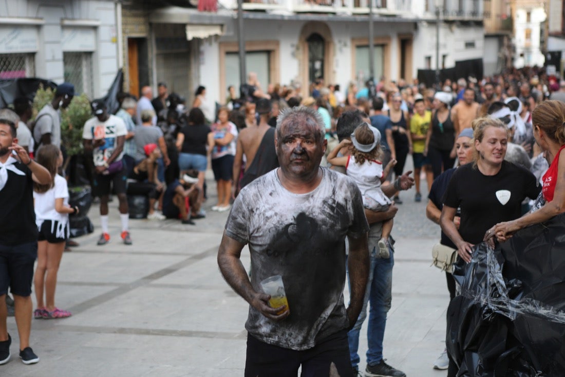 Aquí puedes ver una selección de las mejores fotografías del multitudinario Cascamorras, que ha reunido a unas 15.000 personas en Baza