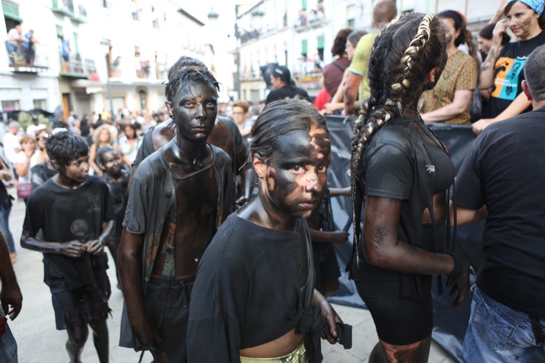 Aquí puedes ver una selección de las mejores fotografías del multitudinario Cascamorras, que ha reunido a unas 15.000 personas en Baza