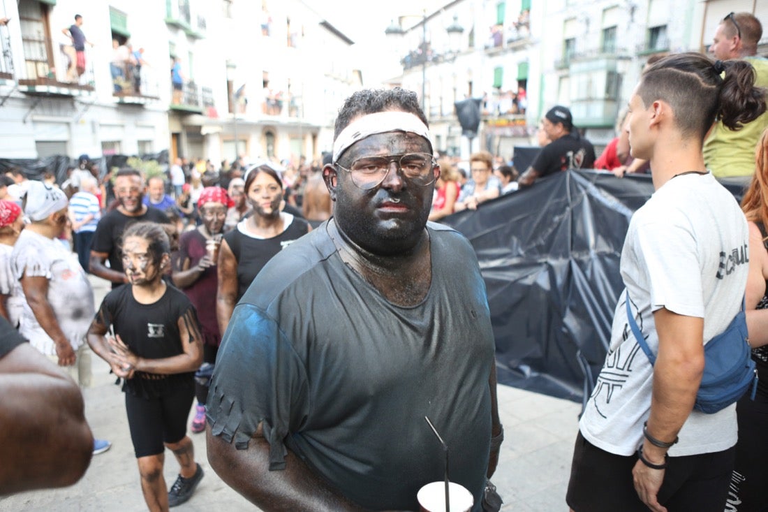 Aquí puedes ver una selección de las mejores fotografías del multitudinario Cascamorras, que ha reunido a unas 15.000 personas en Baza