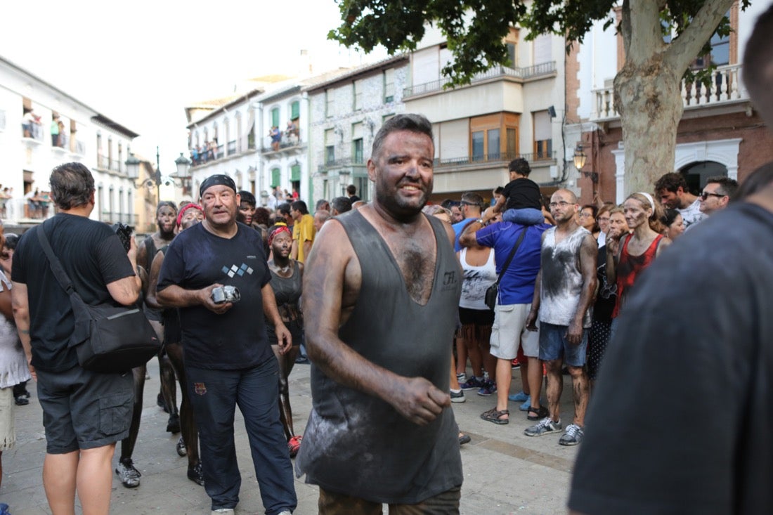 Aquí puedes ver una selección de las mejores fotografías del multitudinario Cascamorras, que ha reunido a unas 15.000 personas en Baza