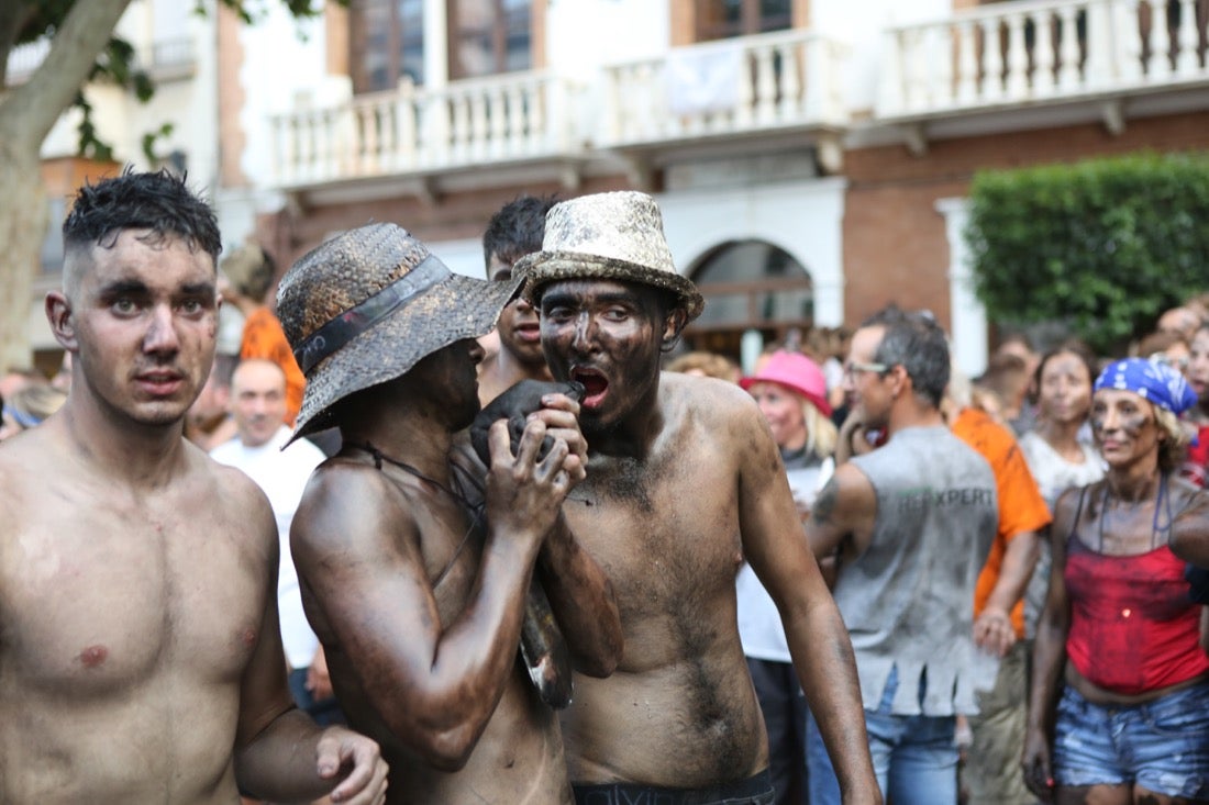 Aquí puedes ver una selección de las mejores fotografías del multitudinario Cascamorras, que ha reunido a unas 15.000 personas en Baza