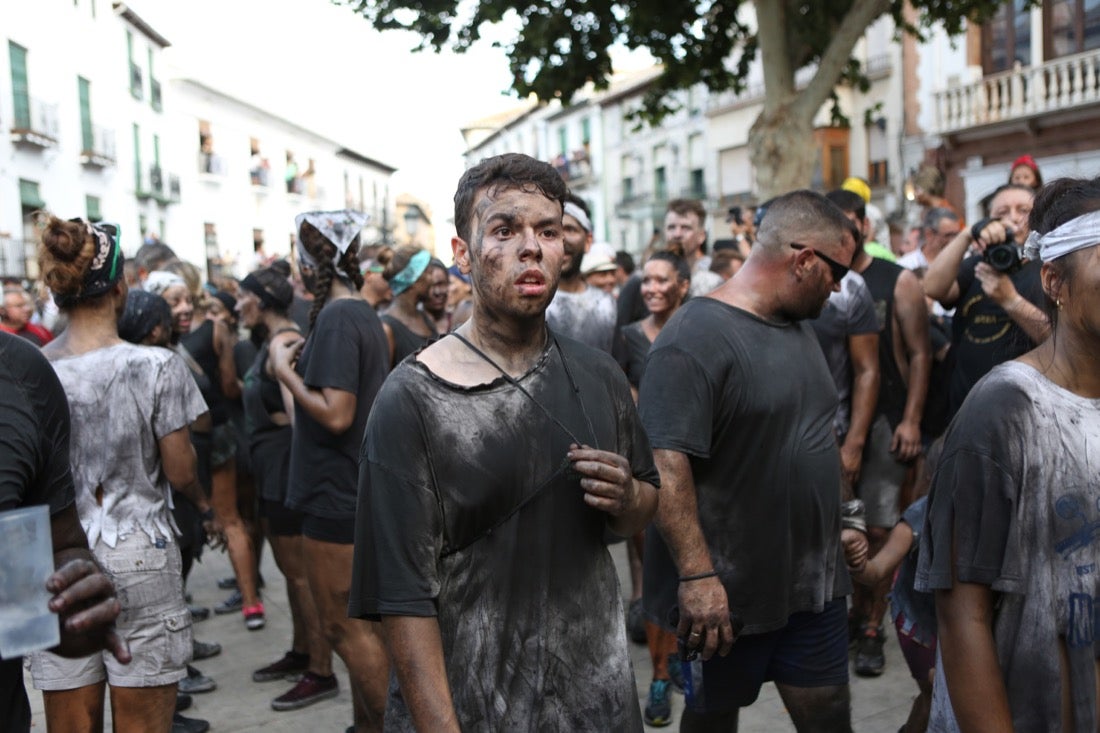 Aquí puedes ver una selección de las mejores fotografías del multitudinario Cascamorras, que ha reunido a unas 15.000 personas en Baza