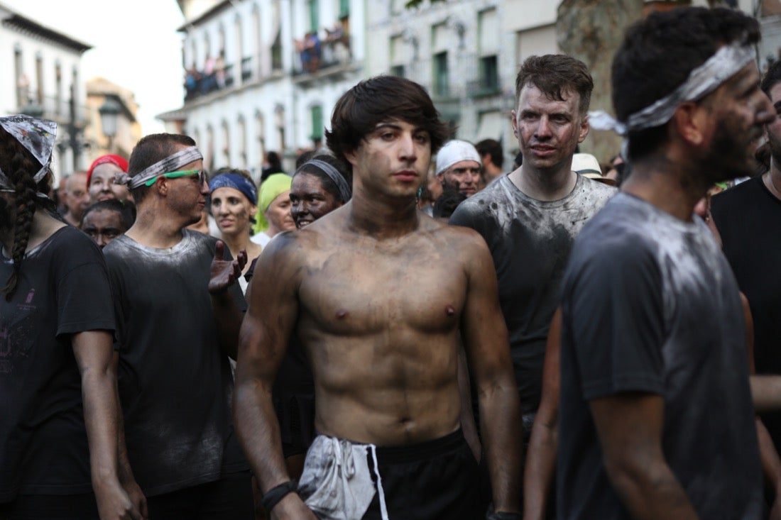 Aquí puedes ver una selección de las mejores fotografías del multitudinario Cascamorras, que ha reunido a unas 15.000 personas en Baza