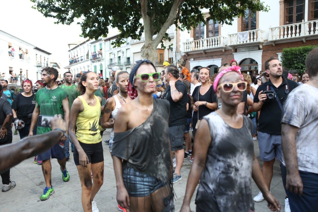 Aquí puedes ver una selección de las mejores fotografías del multitudinario Cascamorras, que ha reunido a unas 15.000 personas en Baza