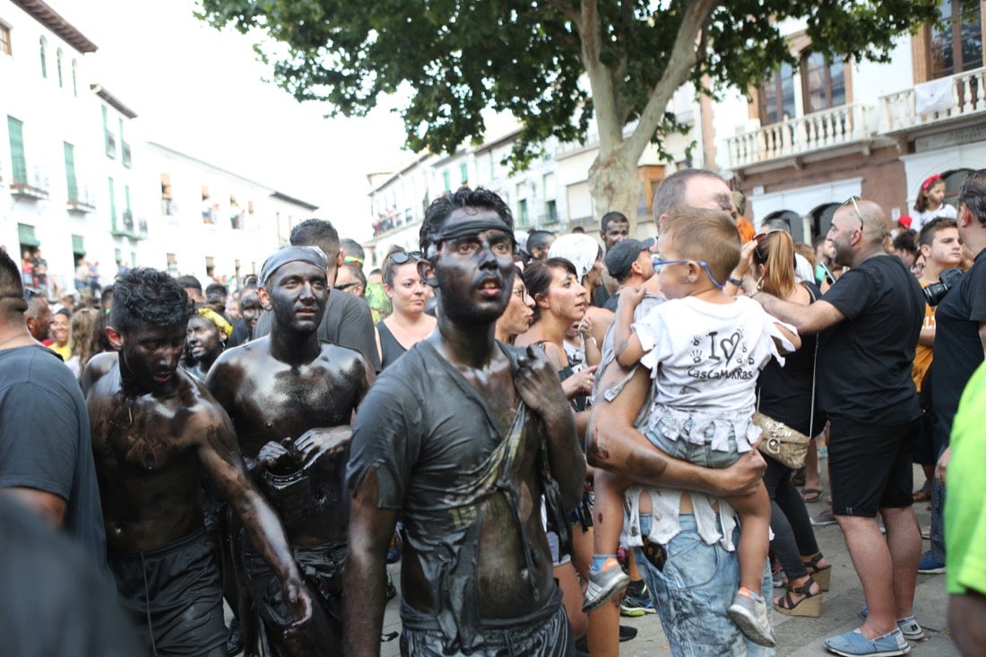 Aquí puedes ver una selección de las mejores fotografías del multitudinario Cascamorras, que ha reunido a unas 15.000 personas en Baza