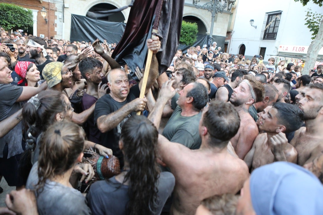 Aquí puedes ver una selección de las mejores fotografías del multitudinario Cascamorras, que ha reunido a unas 15.000 personas en Baza