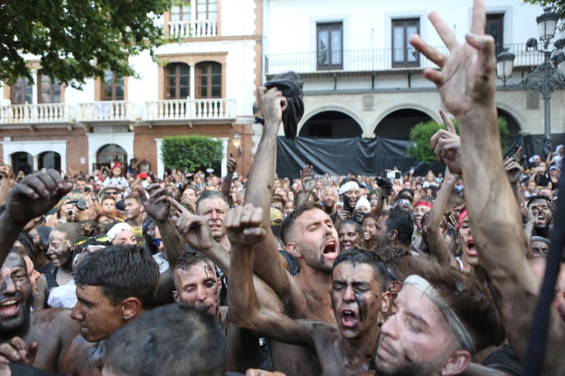 Aquí puedes ver una selección de las mejores fotografías del multitudinario Cascamorras, que ha reunido a unas 15.000 personas en Baza