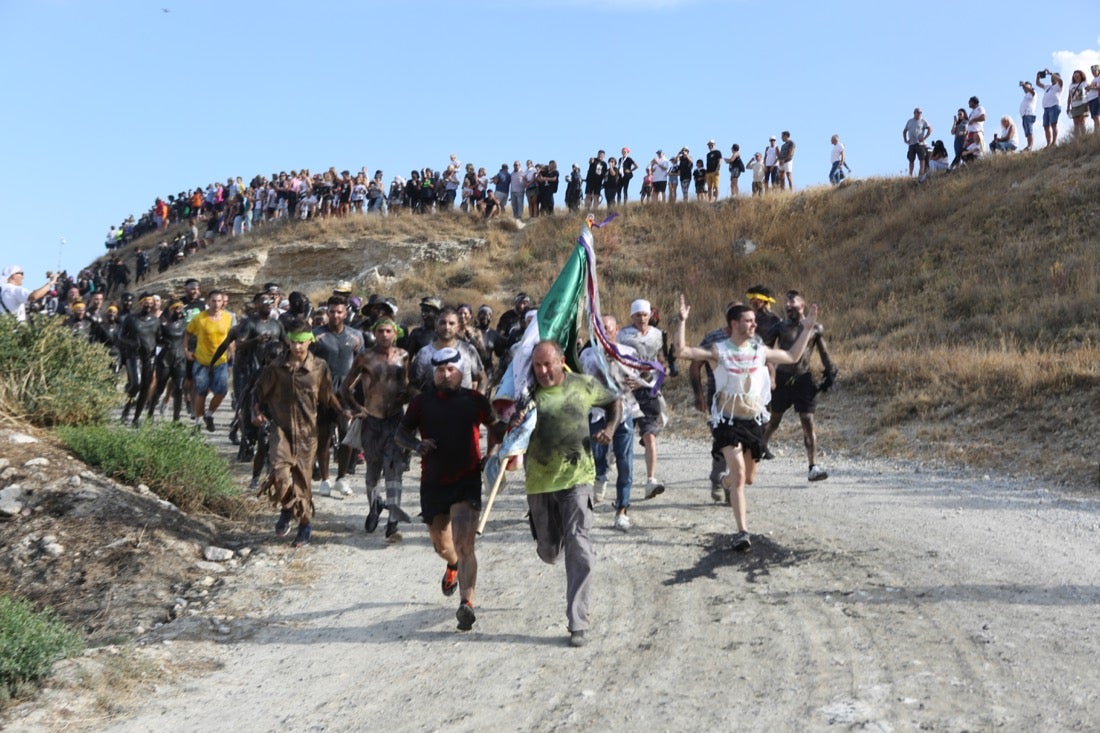 Aquí puedes ver una selección de las mejores fotografías del multitudinario Cascamorras, que ha reunido a unas 15.000 personas en Baza