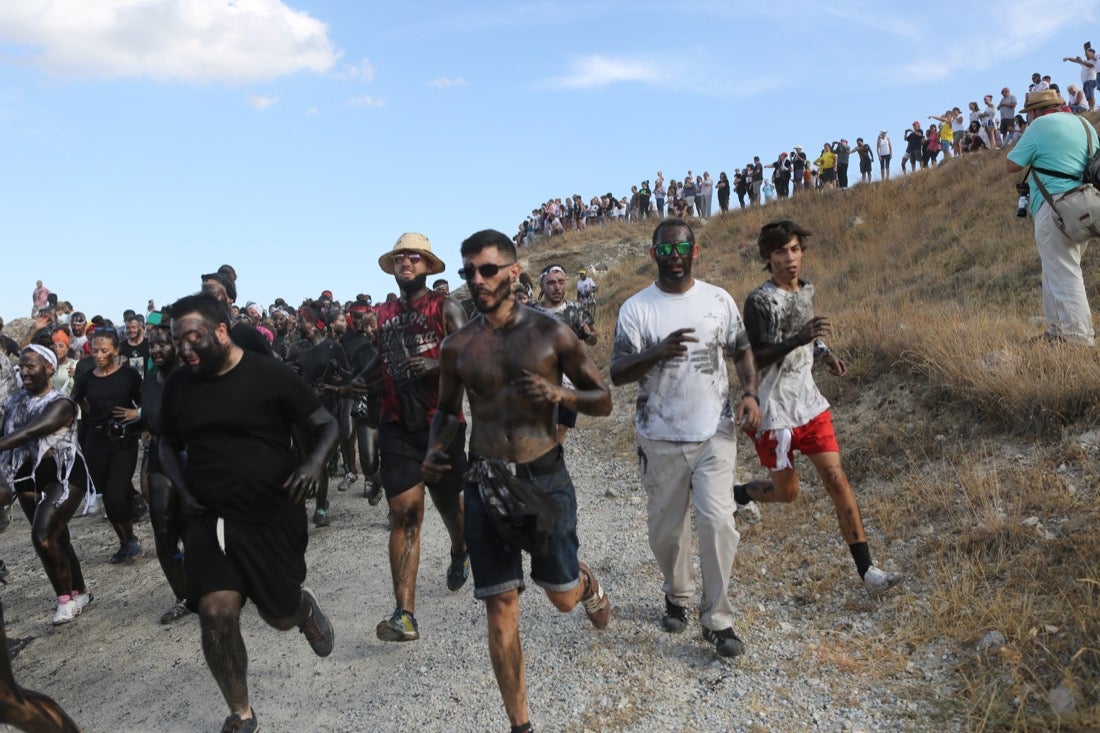 Aquí puedes ver una selección de las mejores fotografías del multitudinario Cascamorras, que ha reunido a unas 15.000 personas en Baza