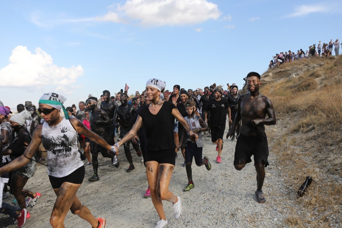 Aquí puedes ver una selección de las mejores fotografías del multitudinario Cascamorras, que ha reunido a unas 15.000 personas en Baza