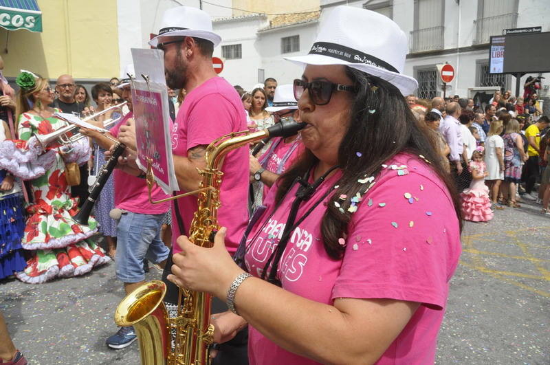 Los bastetanos abarrotan las calles para presenciar la cabalgata de las fiestas