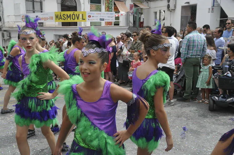 Los bastetanos abarrotan las calles para presenciar la cabalgata de las fiestas