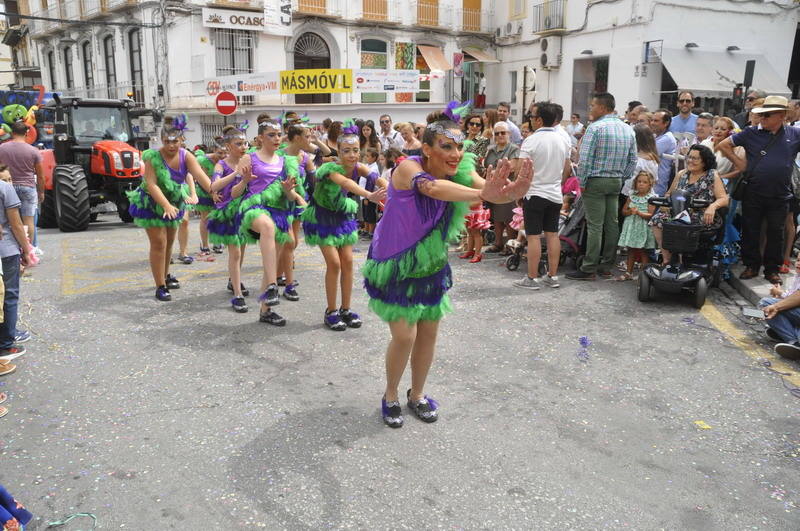 Los bastetanos abarrotan las calles para presenciar la cabalgata de las fiestas