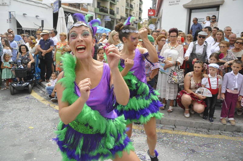 Los bastetanos abarrotan las calles para presenciar la cabalgata de las fiestas