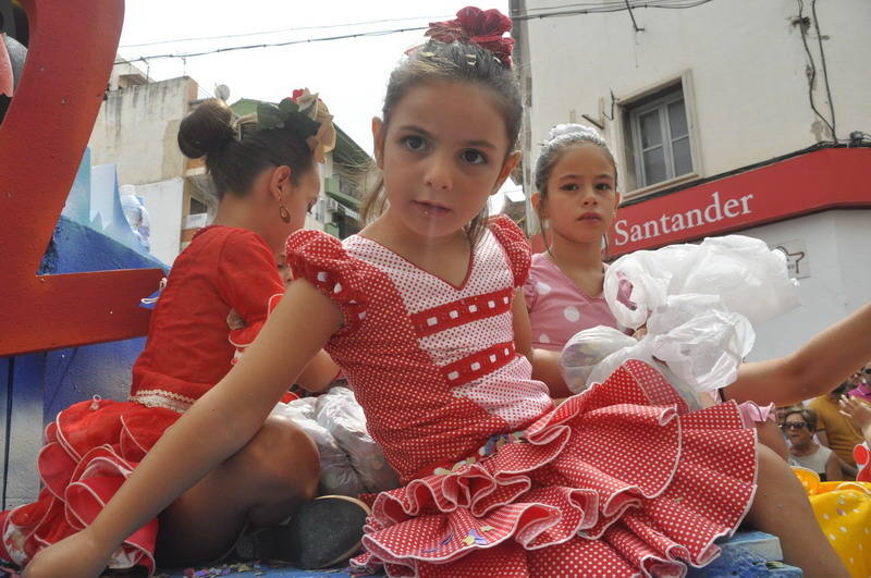Los bastetanos abarrotan las calles para presenciar la cabalgata de las fiestas