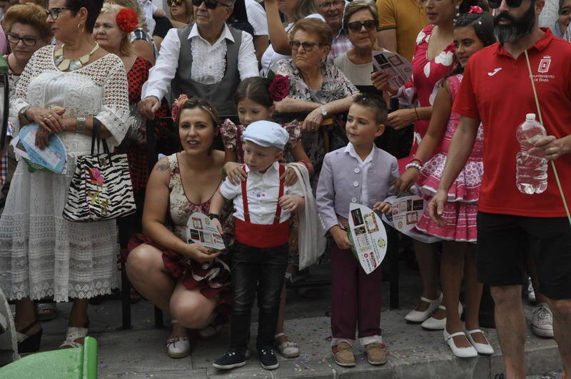 Los bastetanos abarrotan las calles para presenciar la cabalgata de las fiestas