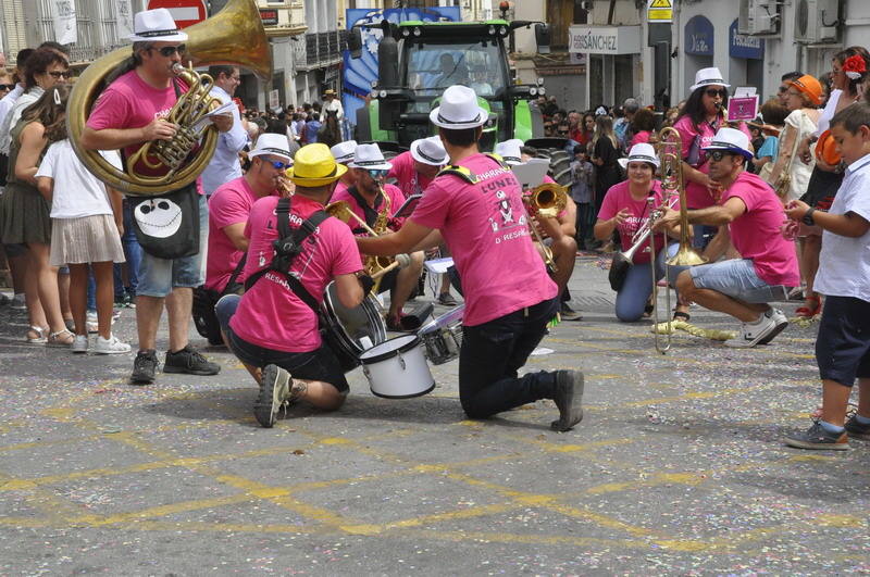 Los bastetanos abarrotan las calles para presenciar la cabalgata de las fiestas