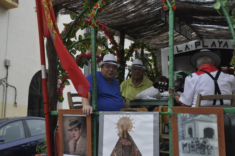 Los bastetanos abarrotan las calles para presenciar la cabalgata de las fiestas