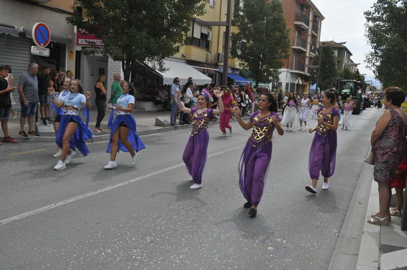 Los bastetanos abarrotan las calles para presenciar la cabalgata de las fiestas