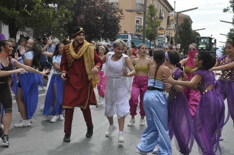 Los bastetanos abarrotan las calles para presenciar la cabalgata de las fiestas