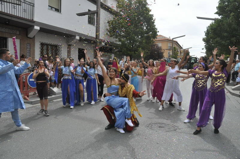 Los bastetanos abarrotan las calles para presenciar la cabalgata de las fiestas