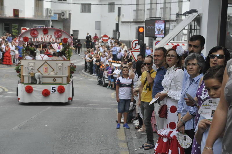 Los bastetanos abarrotan las calles para presenciar la cabalgata de las fiestas