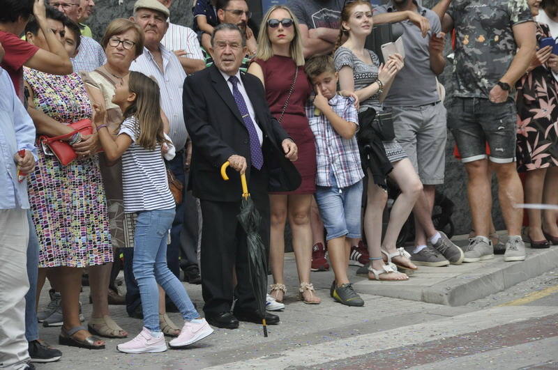 Los bastetanos abarrotan las calles para presenciar la cabalgata de las fiestas