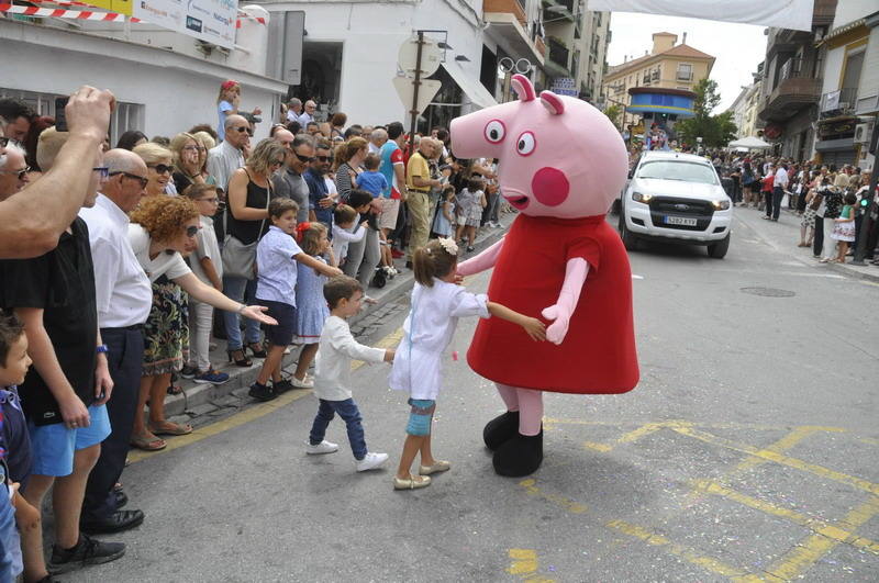 Los bastetanos abarrotan las calles para presenciar la cabalgata de las fiestas