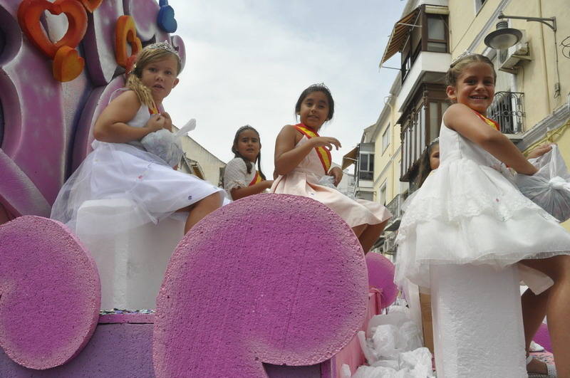Los bastetanos abarrotan las calles para presenciar la cabalgata de las fiestas