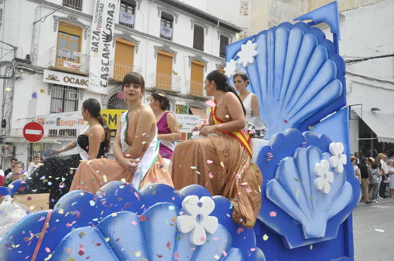 Los bastetanos abarrotan las calles para presenciar la cabalgata de las fiestas