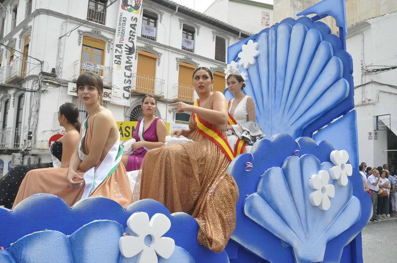 Los bastetanos abarrotan las calles para presenciar la cabalgata de las fiestas