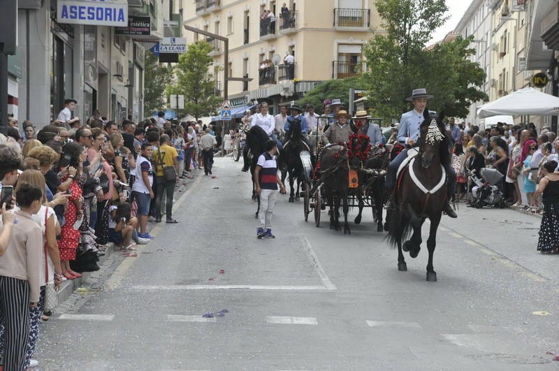 Los bastetanos abarrotan las calles para presenciar la cabalgata de las fiestas