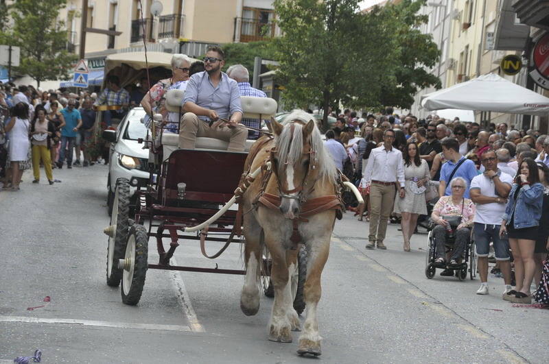 Los bastetanos abarrotan las calles para presenciar la cabalgata de las fiestas