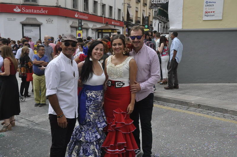 Los bastetanos abarrotan las calles para presenciar la cabalgata de las fiestas