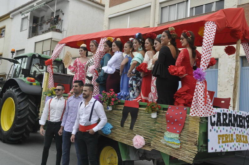 Los bastetanos abarrotan las calles para presenciar la cabalgata de las fiestas