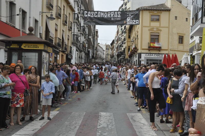 Los bastetanos abarrotan las calles para presenciar la cabalgata de las fiestas