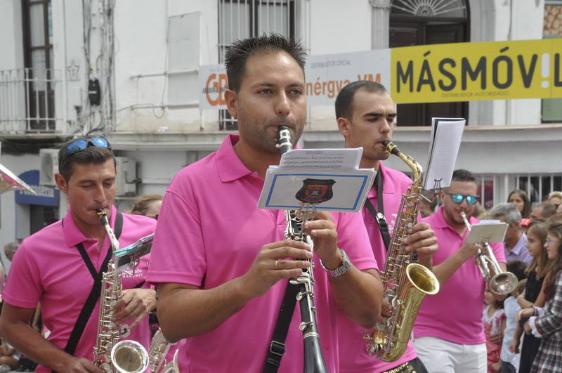 Los bastetanos abarrotan las calles para presenciar la cabalgata de las fiestas