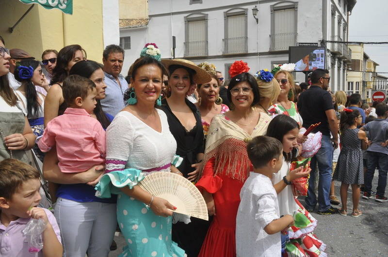 Los bastetanos abarrotan las calles para presenciar la cabalgata de las fiestas